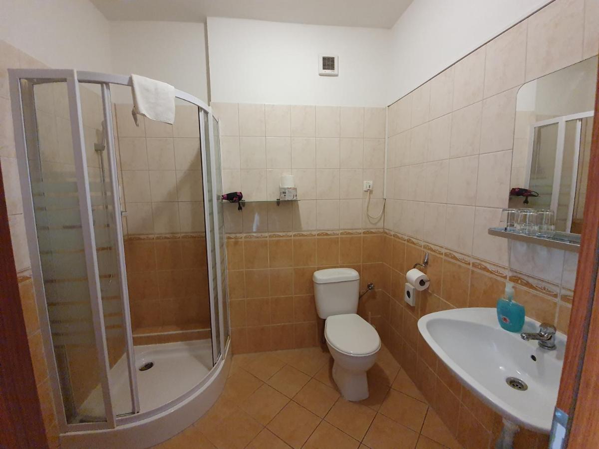 Hotel Oko Nitra Extérieur photo