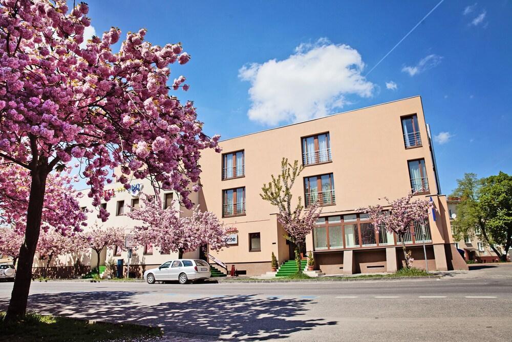 Hotel Oko Nitra Extérieur photo
